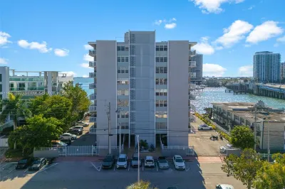 2016 Bay Dr #203 1