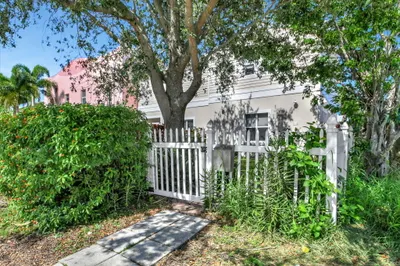 LOVELY TOWNHOME CLOSE TO THE BEACH!