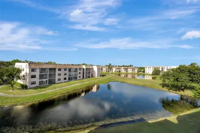 10145 Sunrise Lakes Blvd #403 1