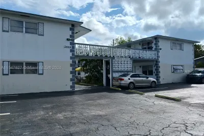 2444 Polk #102 1