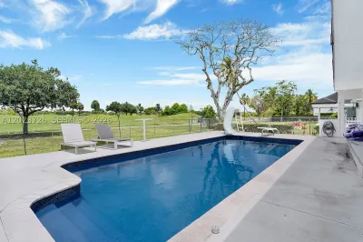 621 E Tropical Way 1