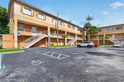 6205 Kendale Lakes Cir #281 1