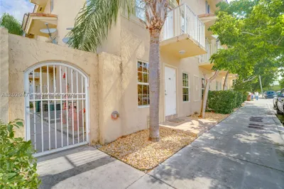 9 E 4th St #101 1