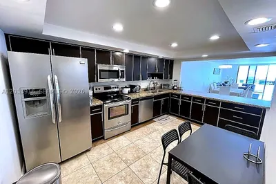 2500 Parkview Dr #2114 1