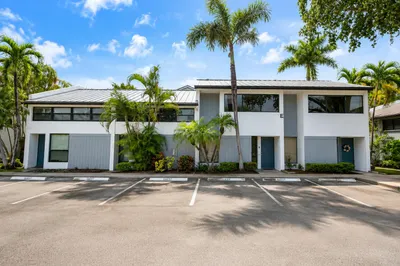 3900 NE 18TH Avenue #21E 1