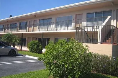 2309 S Federal Highway #5 1