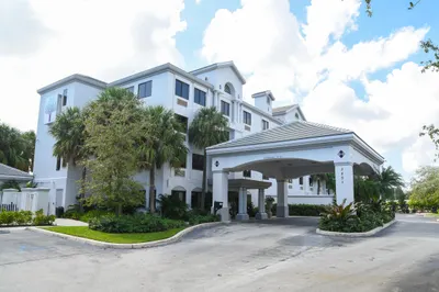 7051 N Seacrest Boulevard 1
