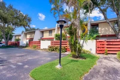 3015 OAKTREE Lane #Unit 277 1