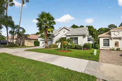619 SW Lake Charles Cir 1