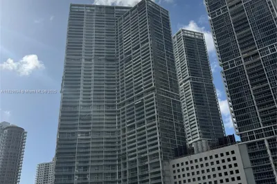 Icon Brickell
Modern glass high-rise in the heart