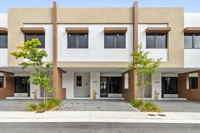 4130 N Oak Pl #4130 1