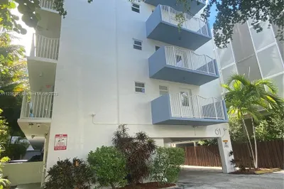 61 Collins Ave #201 1