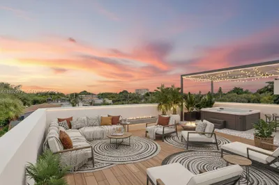 GORGEOUS EXCLUSIVE MASSIVE ROOFTOP TO ENJOY SUNRIS