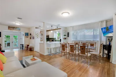 113 SW 2nd St 1