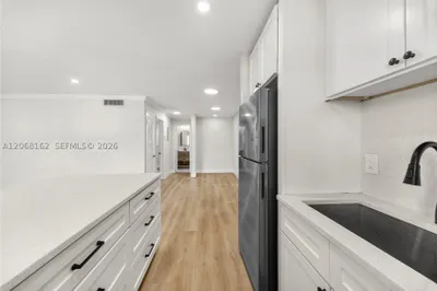 5450 Hollywood Blvd #108 1