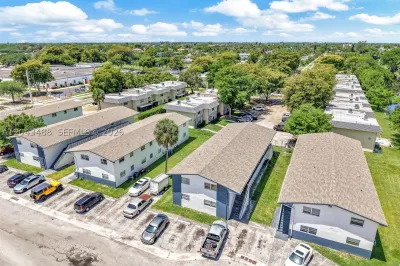 861 SW 74 TER #102 D 1