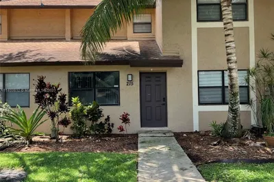215 Lakeside Cir #215 1