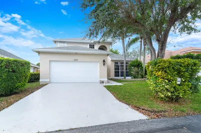1323 Fairfax Cir E