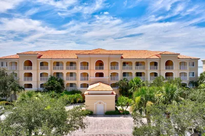 22 Harbour Isle Drive W #105 1