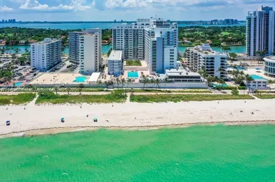 5401 Collins Ave #514 1