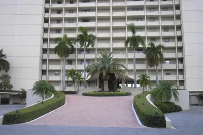 130 LAKESHORE Drive #322 1