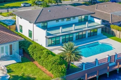 406 Holiday Dr 1