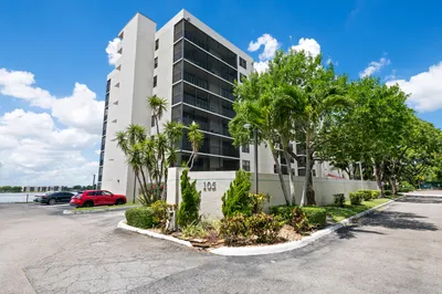 105 Lake Emerald Drive #706 1