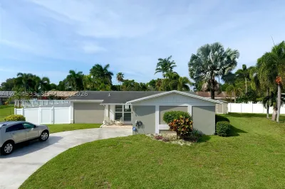9820 NW 7th St 0 1