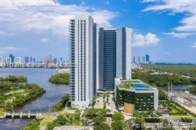 16385 Biscayne Blvd #819 1