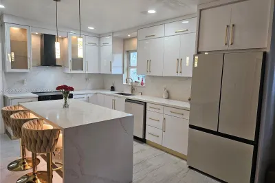 528 NW 10th St 1