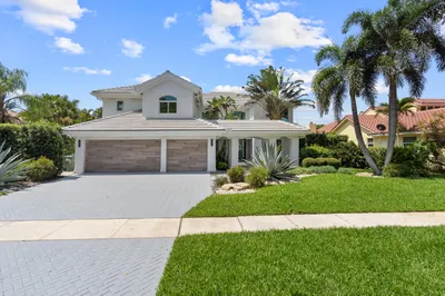Contemporaty Home in Colonnade
