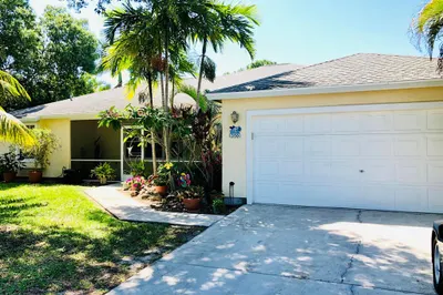 350 NE Camelot Drive 1