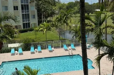 3500 oaks pool view