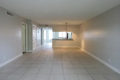 193 Lakeview Drive #205 1