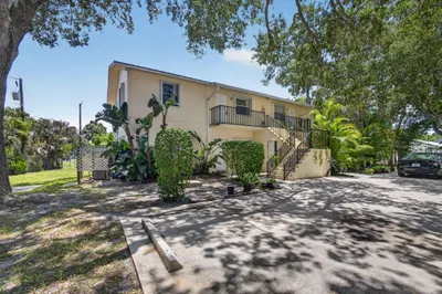 708 SW Gardens Boulevard 1