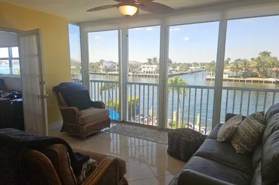 615 N Riverside Drive #301 1