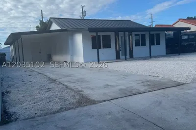 841 NE 4th Pl 1