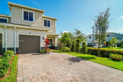 895 SE 17th Ct 1