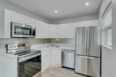 2741 NE 8th Avenue #11 1