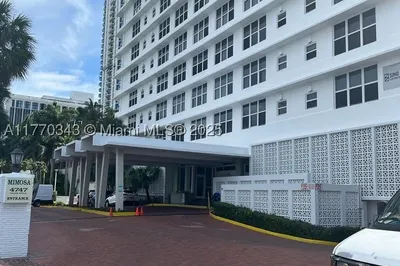 4747 Collins Ave #1115 1