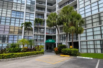 800 Parkview Dr #512 1