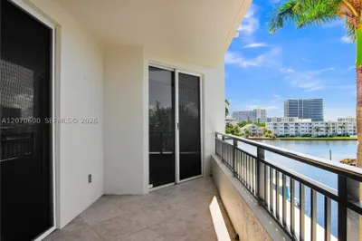 2880 NE 14th St Cswy #311 1