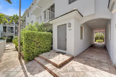 2725 NE 8th Avenue #104 1