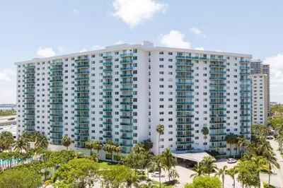 19380 Collins Ave #516 1