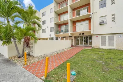 1225 NE 124th St #49C 1