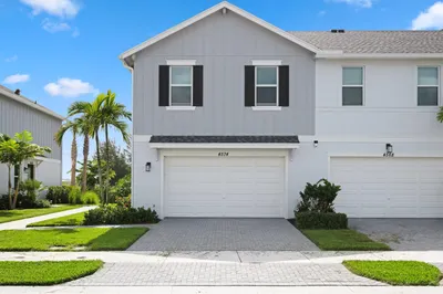 4574 Longwood Lake Square 1