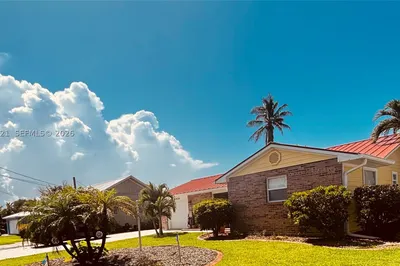 1920 Eucalyptus Ave 1