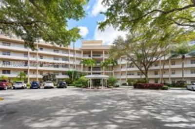 3800 Oaks Clubhouse Dr #307 1