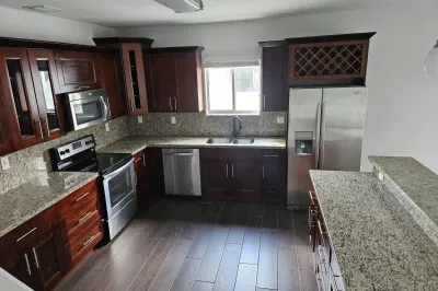 323 SW 11th Street 1