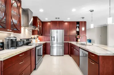 3250 Lakeview Boulevard 1
